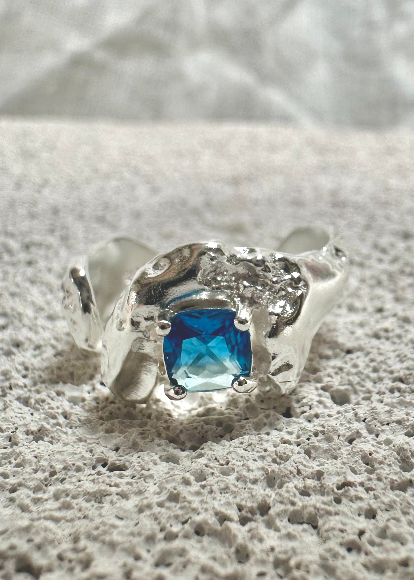 REGIAL GEM HAMMERED RING