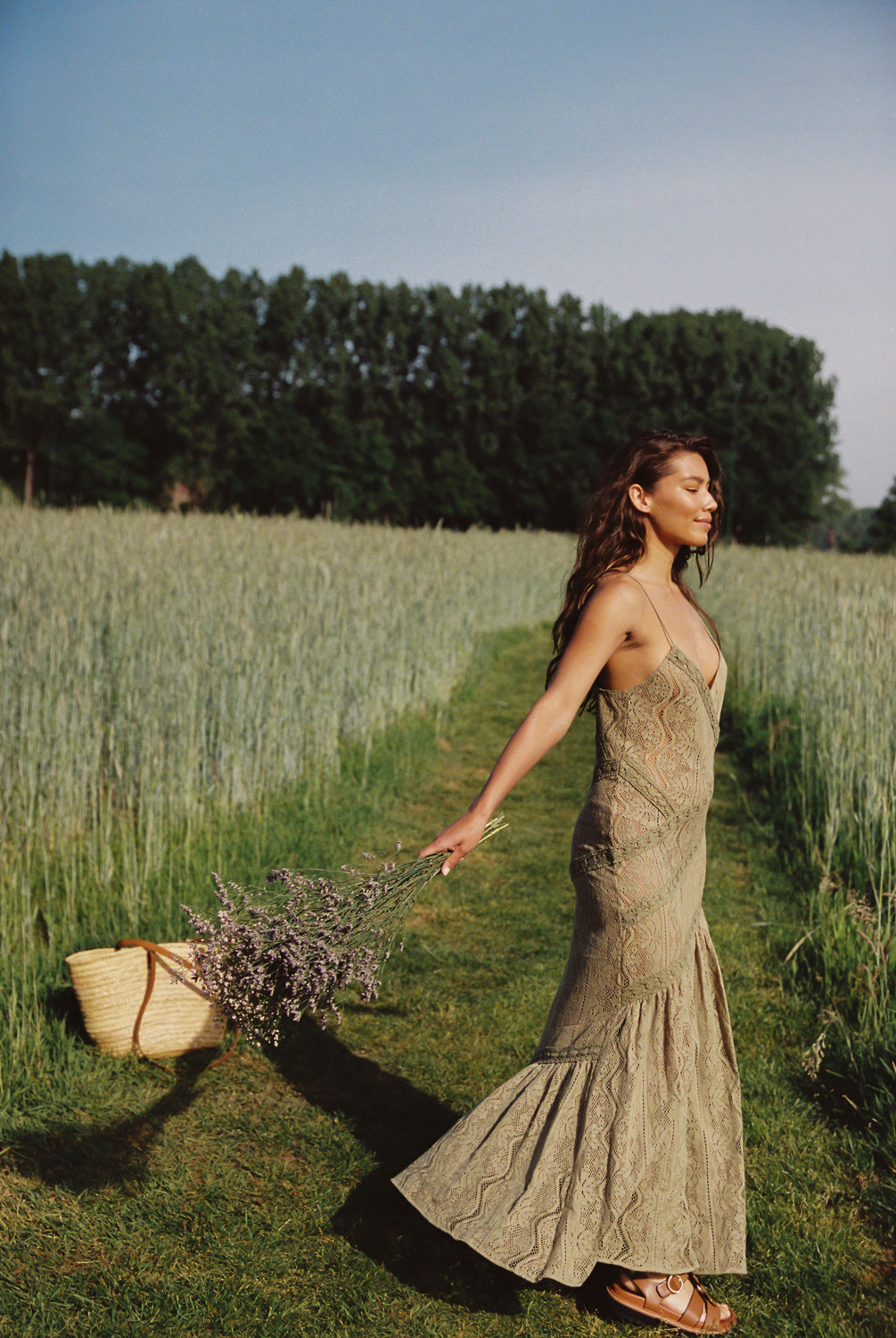 RAINY LACE LESSE MAXI DRESS